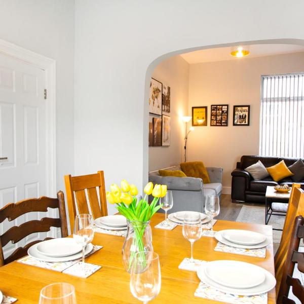 4 Bedrooms Spacious House With 2 Bathrooms Free Parking - sleeps up to 10 guests, Ливерпуль