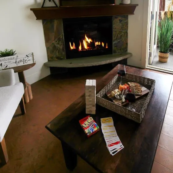 Marvellous Mountain Condo- Pets - Pool & Hot Tub managed by Little Sister Getaways, Hotel in Canmore