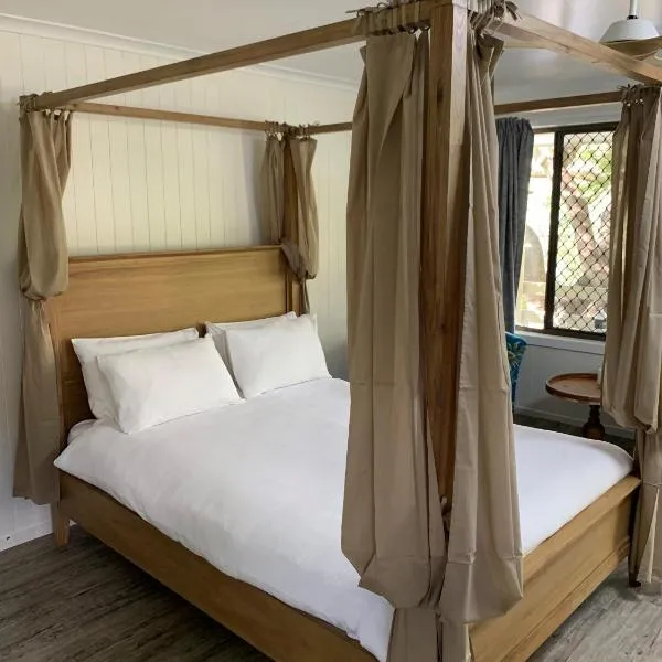 Turtle Cove Lake Front Cabin 300m To Beach, hotel in Hervey Bay