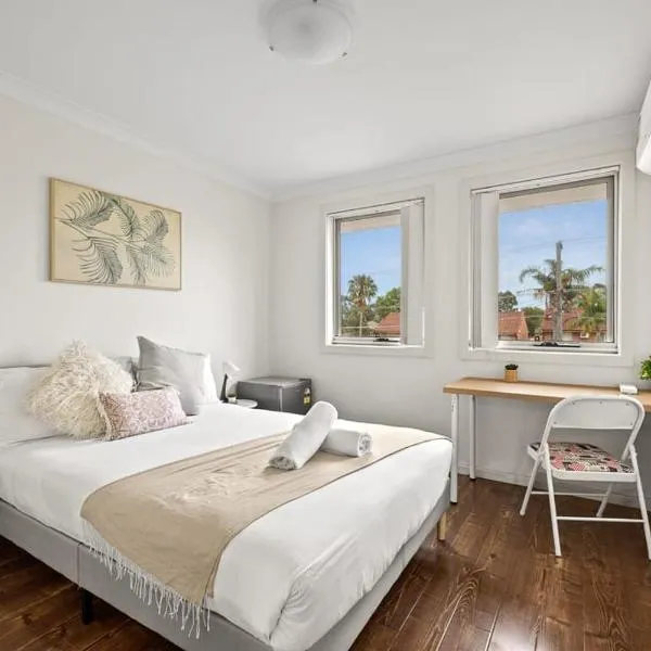 Comfy Double Room in Panania - Nearby Stations & Shops - Shared Bathroom, hotel v destinácii Panania