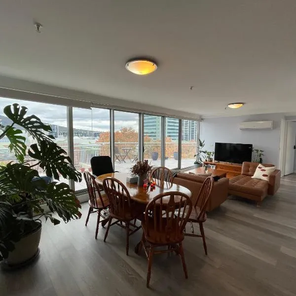 Private room with ensuite in the CBD, hotel in Canberra