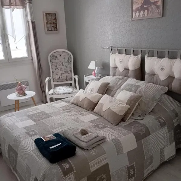 la maison rose 2 chambres avec lit pour 2 personnes et 2 salles de bains a 15 kilomètres du circuit de Magny-Cours et 1,2 kilomètre du sanctuaire de ste Bernadette, hotel in Nevers