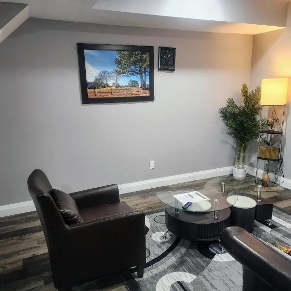 Cozy Basement Suite - private entrance - Free Netflix, Hotel in Edmonton