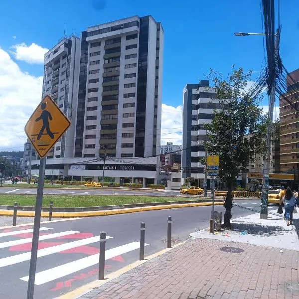 704 Suite frente La Carolina CC El Jardín Quito: Quito'da bir otel