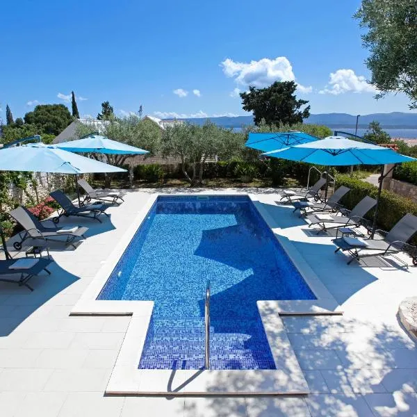 Apartments Šemper - HEATED POOL, hotel en Bol
