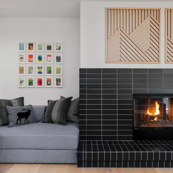 Chic Bend Condo with Fireplace and Forest Views!, ξενοδοχείο σε Bend