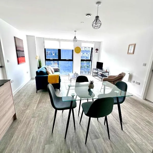Fresh 2Bed 2Bath Apartment 2mins drive to Man Utd Stadium, hotel in Manchester