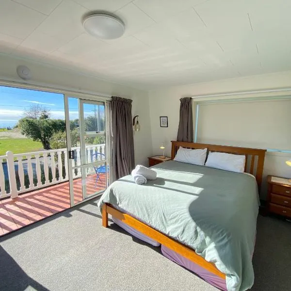 Coastal Charm in Patons Rock, hotel in Rangihaeata