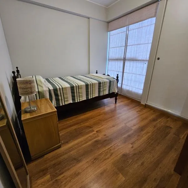 Habitación individual con baño independiente, todos los servicios y cochera opcional., hotel a Lima