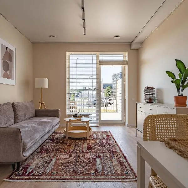 Cozy apartment with huge terrace, hotel v destinaci Vilnius