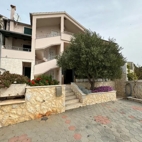 APARTMAN 1 Istočna Gomilica, hotel v destinaci Tisno