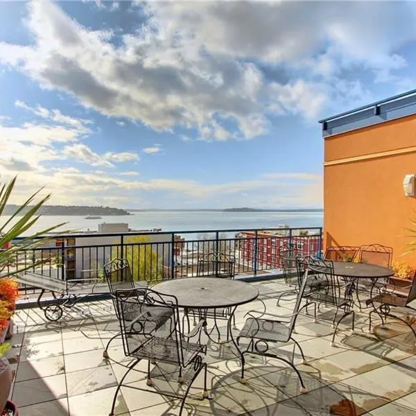 DT Designer's 2BR Condo Parking Tub Pool - 99 walk score, hotel in Seattle