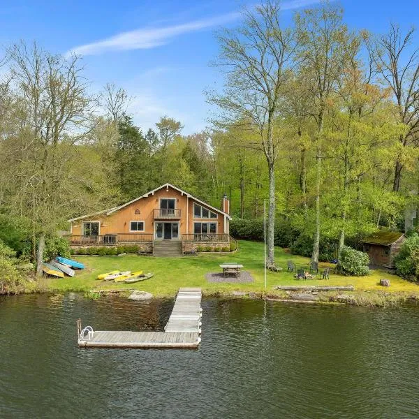 Lakefront Family Home, Kayaks, Hot Tub, Fireplace, hôtel à Lake Ariel
