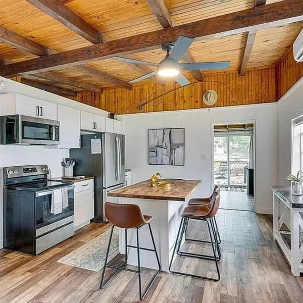 Lakefront Cottage in Secluded Cove, hotel di Sunrise Beach