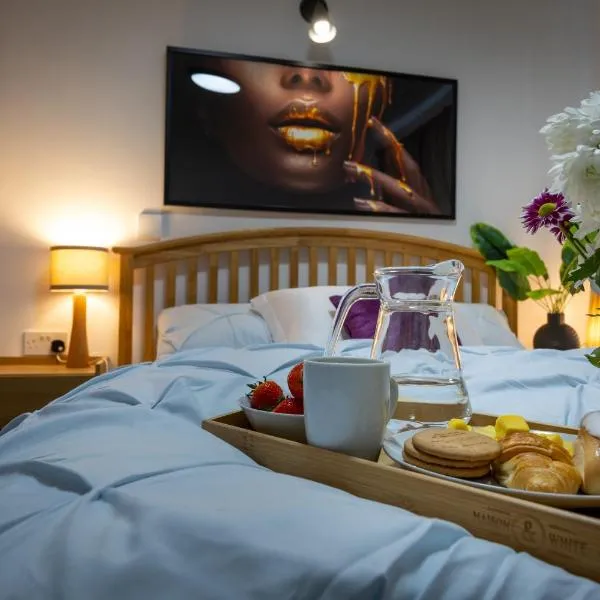 Epiphany homes - 4 bedroom house in Norwich - Contractor friendly - close to airport and hospital, hotel in Norwich
