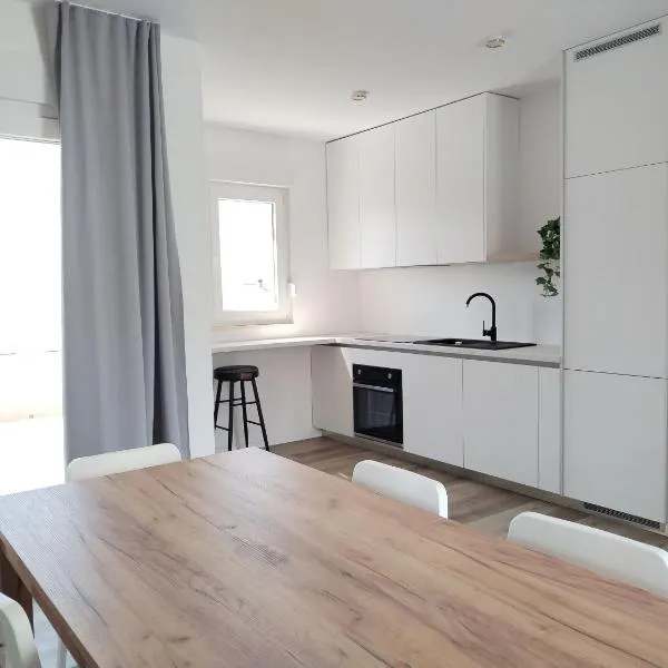 Modern Two Bedroom Apartment with Spacious Seaview Terrace and Free Parking, ξενοδοχείο σε Kastela