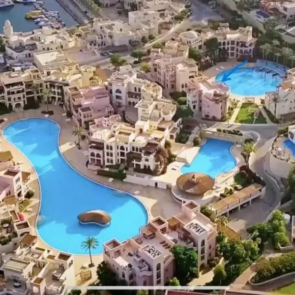 Romantic chalet between swimming pools and close to the seashore for families only、アカバのホテル