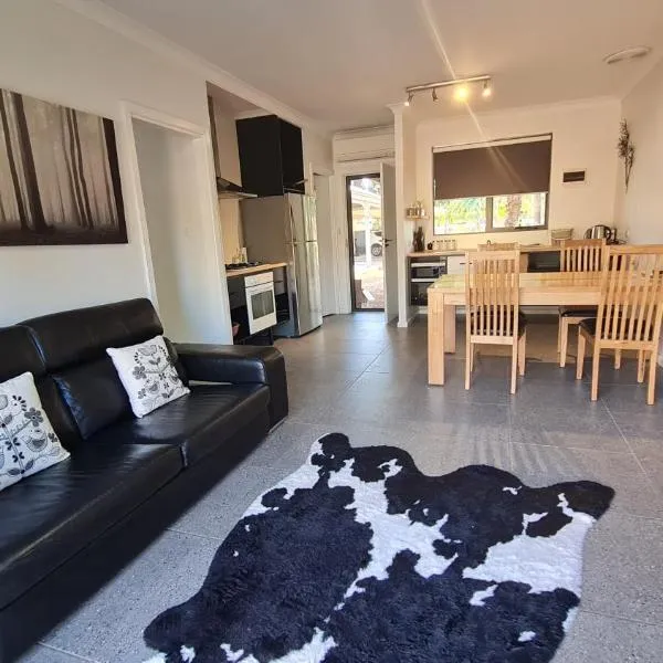 Red Ochre - Large Apartment with Private Courtyard, hotel in Port Pirie