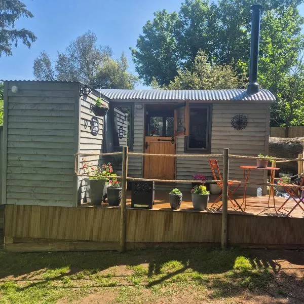 Brewers Bolt Cozy Unique Shepherds Hut - Hot Tub!, hôtel à Dallington