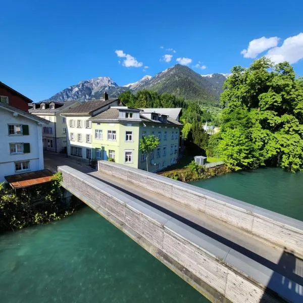 Spacious cellar studio surrounded by mountains and lake, hotel en Schwanden
