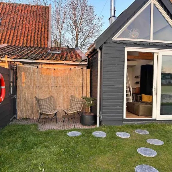 Tiny house of Picasso, hotel in Warmenhuizen