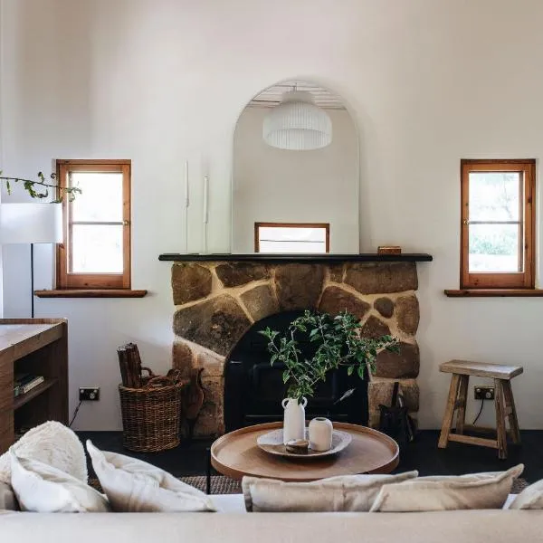 Secluded Stone Cottage perfect for Couples Escape - Waterfalls, hotel in Basket Range