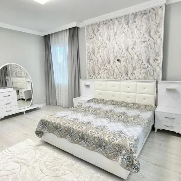 # 51 Светлая квартира в ЖК Лагуна, hotel in Atyraū