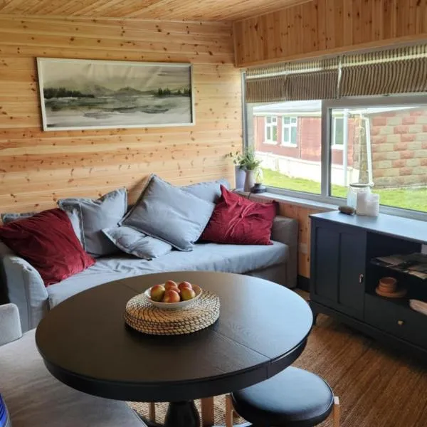 18 Bucklands - Cosy 5-Star Chalet - Starlink Wi-Fi - Coastal Woodland, hotel v destinaci Bucks Mills