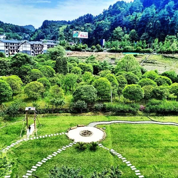 Pure House--Free shuttle Service to South Gate of the Forest Park,Attraction Tickets Serivce in advance, Mount View, Nature village and Tranguility, hotel i Zhangjiajie