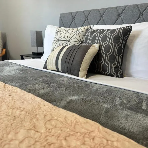 ZenOasis pvt BedBath Studio by NUMC, hotel en East Meadow