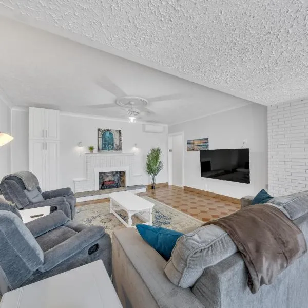 Parkside Flat #5 - Seacliff Beach Suites, ξενοδοχείο σε Leamington