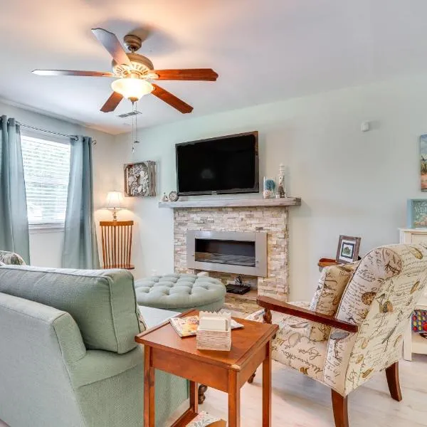 Cozy Goose Creek Escape with Patio and Grill, ξενοδοχείο σε Goose Creek