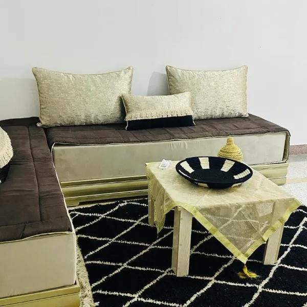 KARAZ Homestay Grand appartement avec rooftop, khách sạn ở Monte ʼArrouit