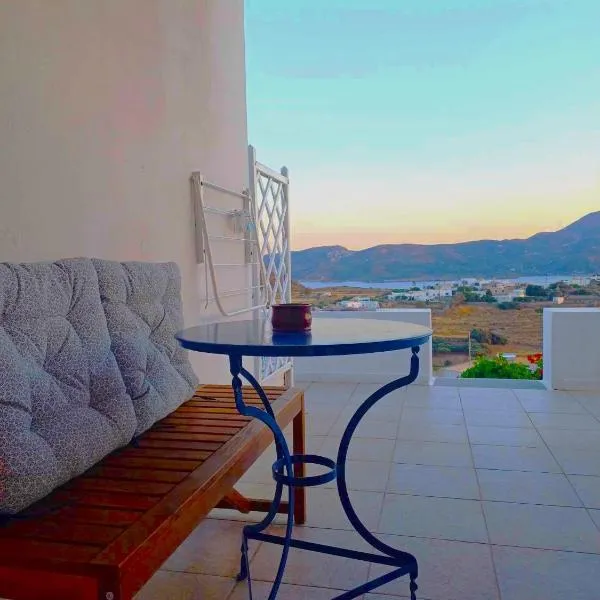 Georgia Rooms Milos，位于普拉卡米洛斯的酒店