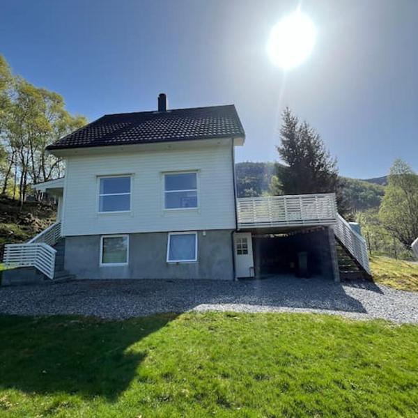 Feriehus og naust i idylliske omstendigheter, Tjørvåg