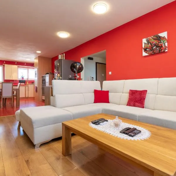 Sherpa's Hostel High Tatras, hotel in Štrbské Pleso