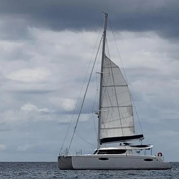 Catamaran partagé baie des 3 ilets, hotel di Les Trois-Îlets