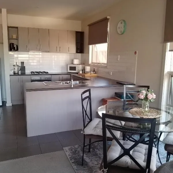 Lovely 2 BR Spa apartment, Opposite Shepp Lake, hotel in Shepparton