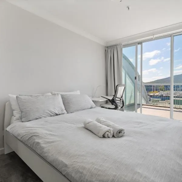 Dana-Ensuite in Central Shared Duplex Apartment, hotel in Canberra
