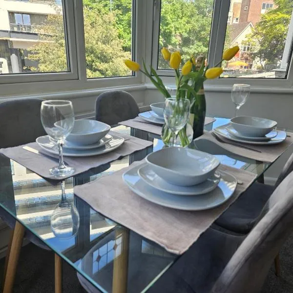 Stylish 2 bedroom town centre flat near beach, hotel in Bournemouth