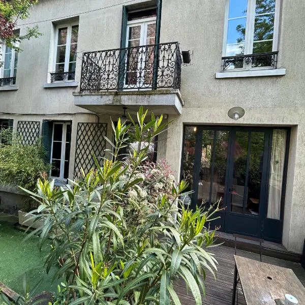 Chic Parisian House, 30 min Disney, hotel in Vincennes