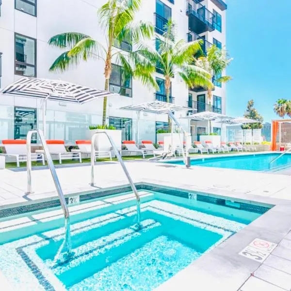 Hollywood Penthouse with Balcony & Pool View, hôtel à Los Angeles