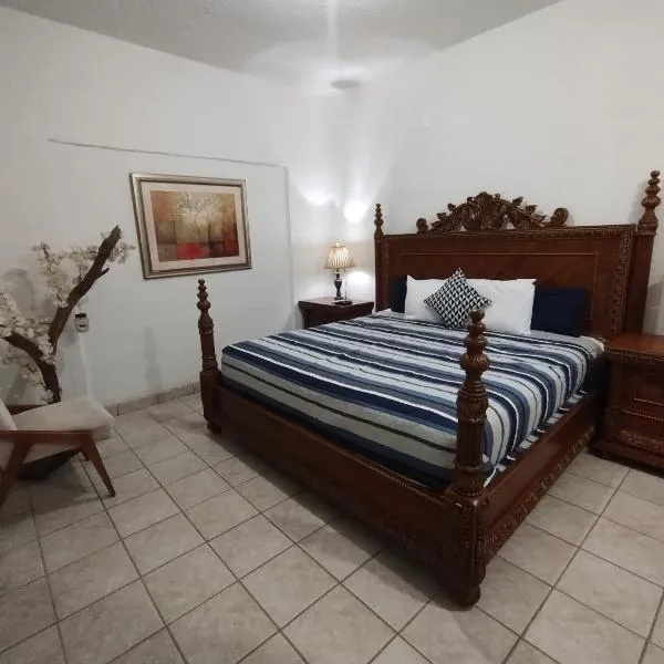 Tres Migueles, estudio Luupita, cerca de la marina, zona turistica y playa, hotel in Cabo San Lucas