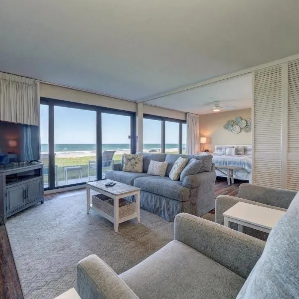 On the Beach Beachfront Condo Direct View & Access to Beach Heated Pool Island House Condominiums Unit 113, готель у місті Падре-Айленд