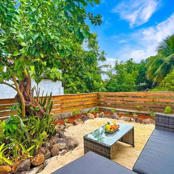 Free canoës Air-Conditioning King Bed Fare Tiare, Hotel in Haapiti