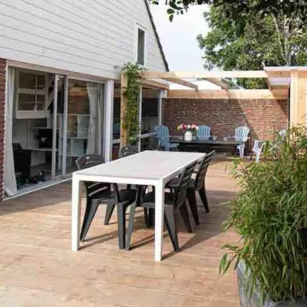 Cosy bungalow with private garden、ノールトウェイケルハウトのホテル