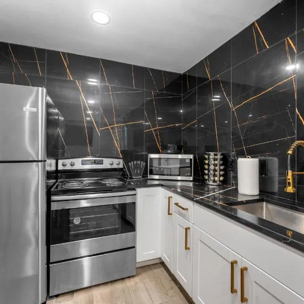 Modern Heights Apartment with Pool, hotel in Houston