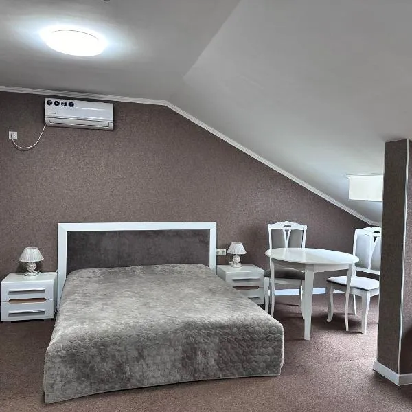 Hotel Korona, hotel u gradu Kropivnicki