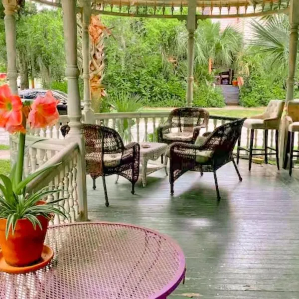 Downtown Historic Victorian Charmer Sleeps 7, hotell sihtkohas Gainesville