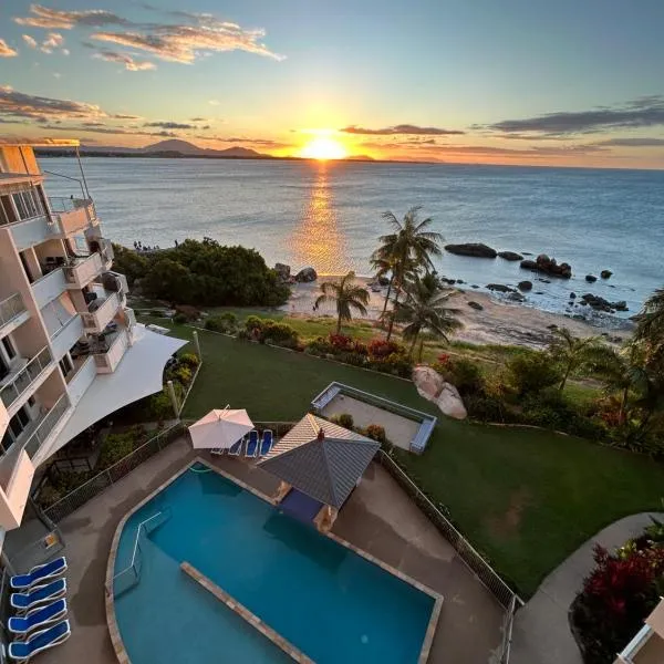 Coral Cove Apartments - Absolute Beachfront Resort Bowen, hotel v destinaci Bowen